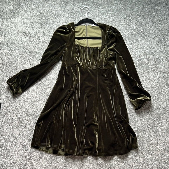 Elegant Velvet Dress in Olive Green - Picture 3 of 4